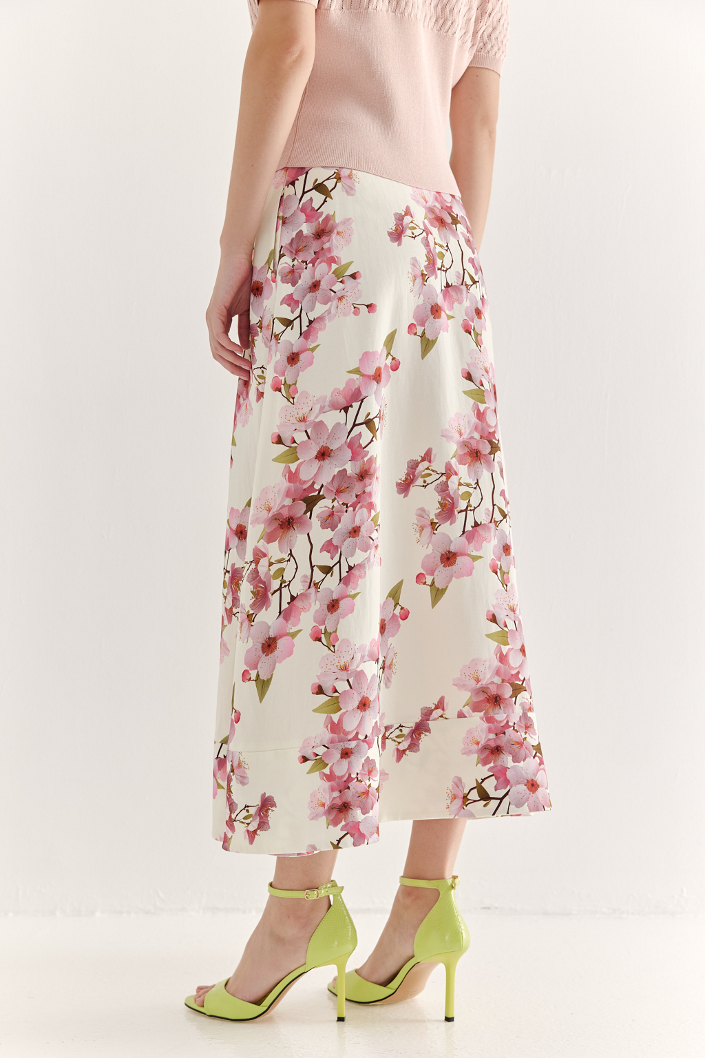 Юбка миди с силуэтом полусолнце, создана из плотной, но при этом пластичной ткани, где основу составляют волокна вискозы и льна. Расширяющийся книзу силуэт дополнен притачным бордюром по нижнему краю, что подчеркивает женственность образа. Ключевой деталью, является эксклюзивный принт, разработанный в дизайн-бюро бренда. В этом принте нежные розовые цветы сакуры и молочный оттенок фона образуют гармоничное, элегантное сочетание, рождающее ощущение красоты и утонченности. Предлагаем носить эту юбку с льняными жакетами в светлых тонах, а так же с корсетом из этой же ткани или вязанными блузами в розовом цвете.