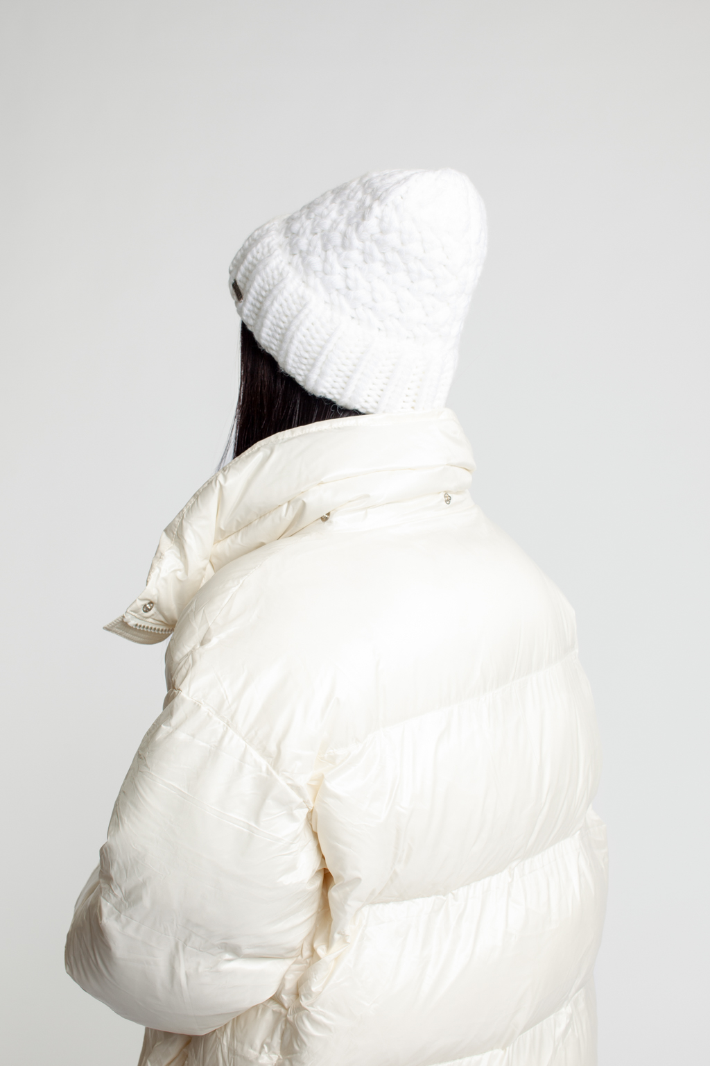 Шапка женская крупной вязки с отворотом. Является совершенным аксессуаром для утепления в осенний и зимний сезон, на флисе.