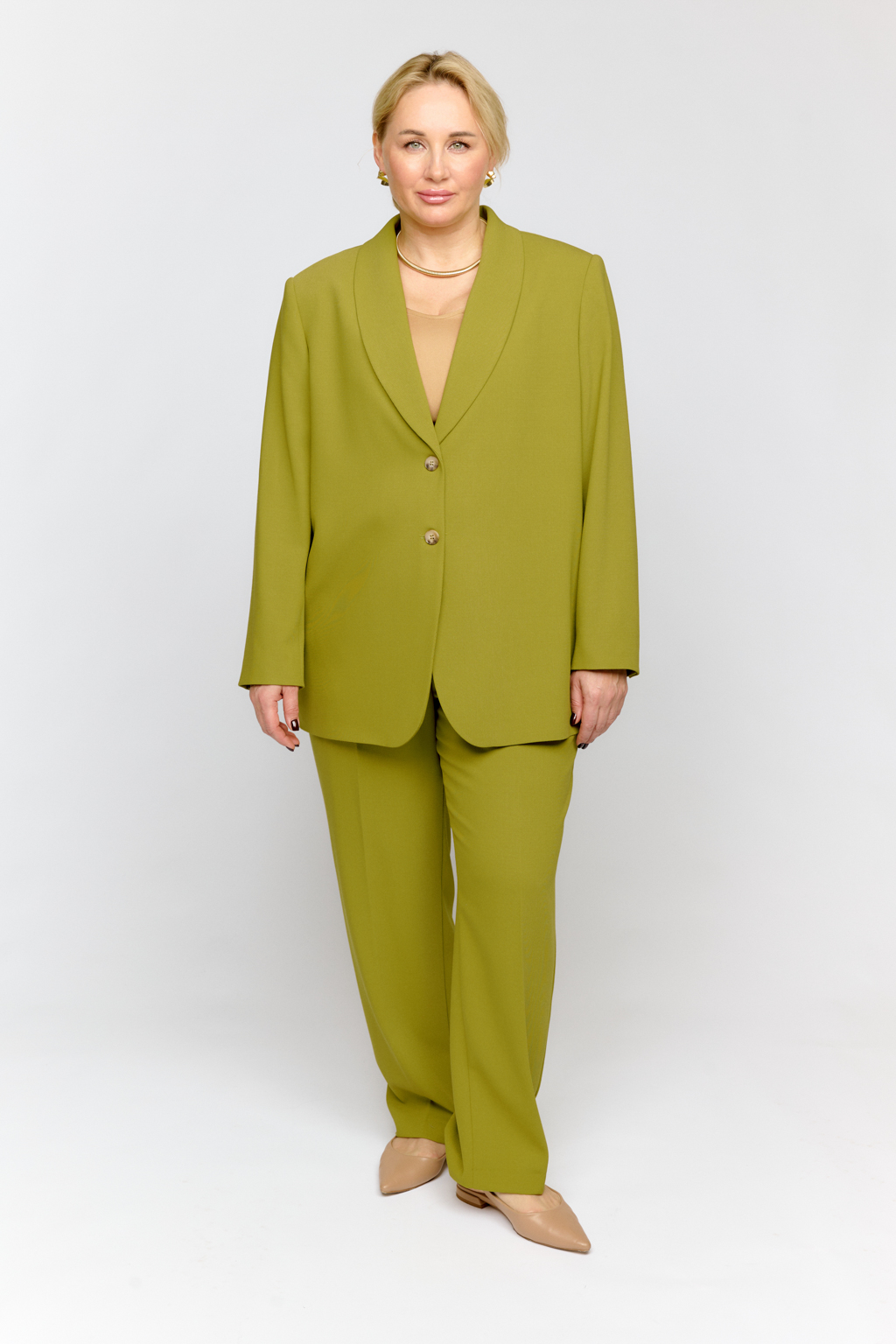 Жакет свободного силуэта зауженный книзу на две пуговицы. Воротник шалька.