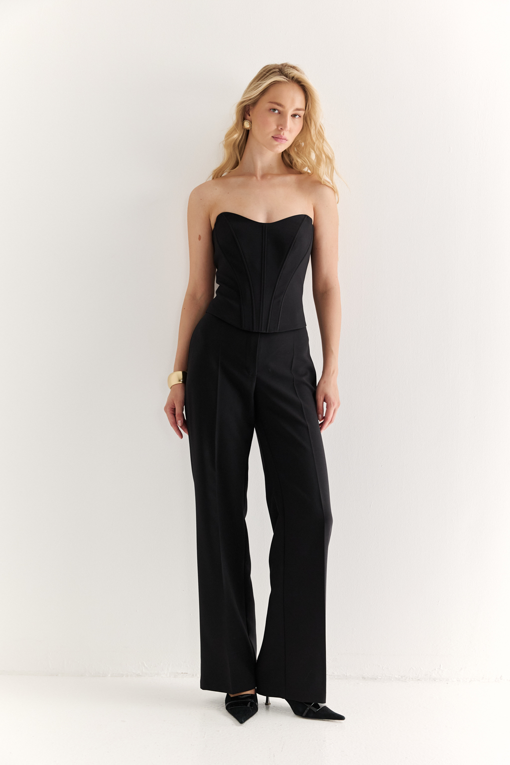 Корсет приталенного силуэта в черном цвете