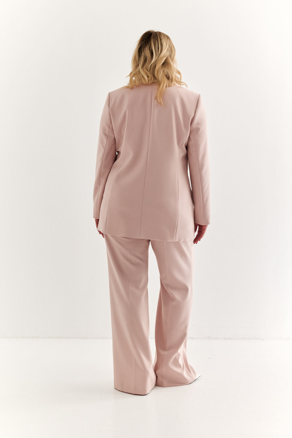 Жакет приталенного силуэта без лацкана, длины до середины бедра, на одной декоративной пуговице. Этот жакет идеально дополнит вечерний образ на любое мероприятие. Район придает мягкость  и пластичность, улучшает посадку. Терилен отвечает за прочность и долговечность ткани. Спандекс дарит легкую эластичность и комфорт при движении. Преимущества ткани: поверхность с легкой фактурой  выглядит благородно и современно. Ткань мягкая, приятная к телу. Благодаря своей конструкции и составу хорошо тянется и мягко облегает фигуру, подчеркивая ее достоинства и обеспечивает комфорт при повседневной носке.