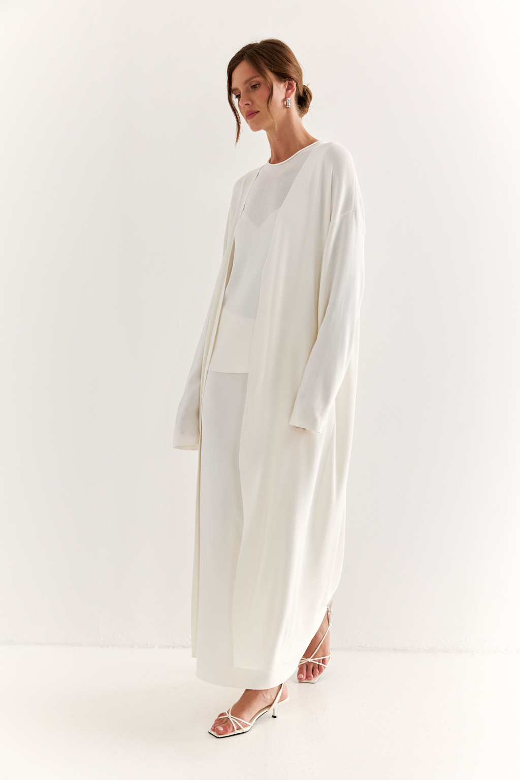 Кардиган длиной миди прямого силуэта с V-образным вырезом.