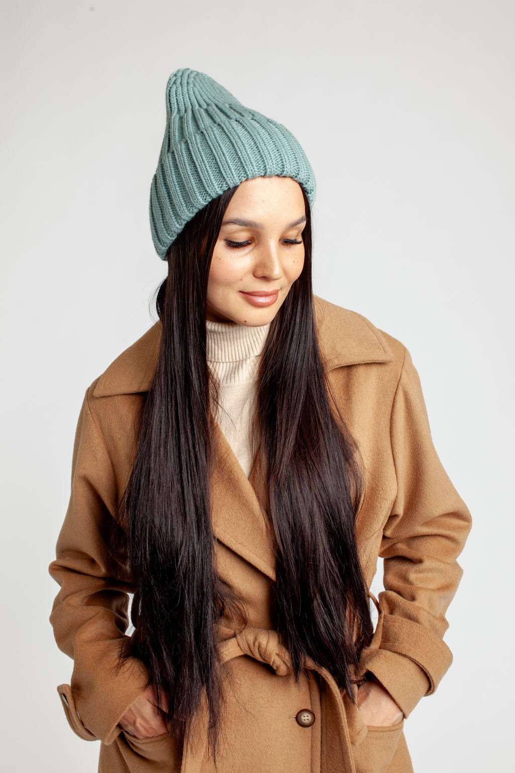 Шапка женская с отворотом. Является совершенным аксессуаром для утепления в осенний и зимний сезон.