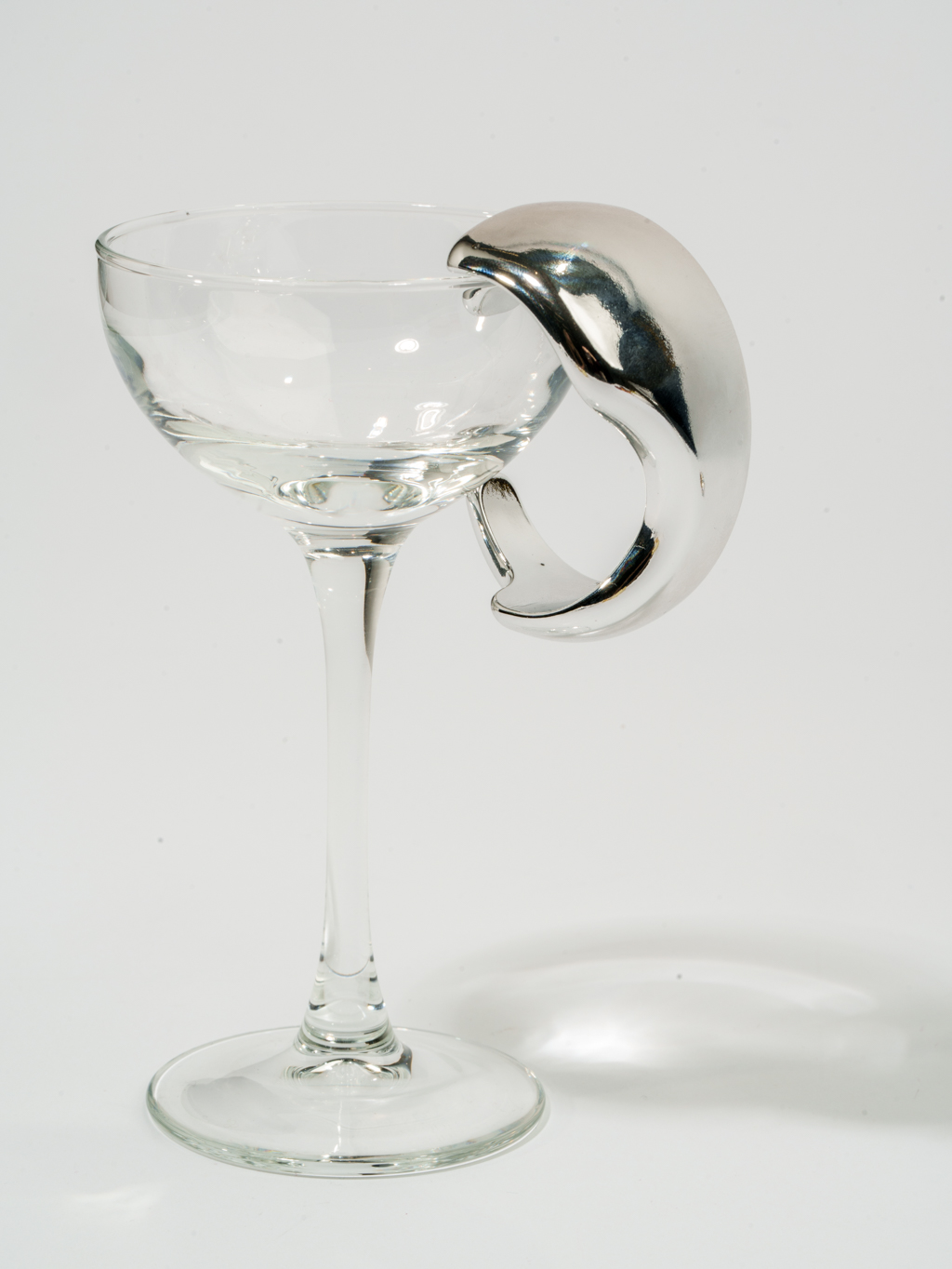 Стильный браслет из бижутерного глянцевого пластика. Его главное преимущество - легкий вес. Интересная форма сделает образ уникальным.