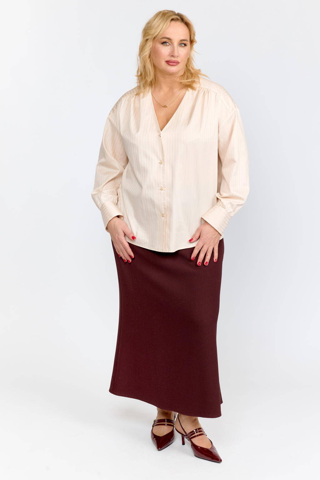 Блуза с V-образным вырезом свободного силуэта с застежкой на пуговицах. Рукав объемный полной длины на манжете.