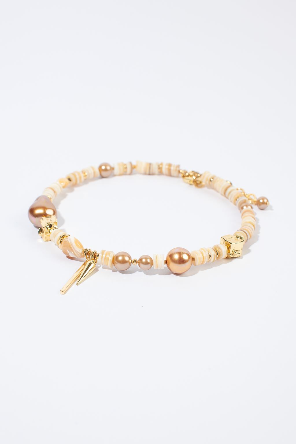 Дизайнерское колье с белым перламутром и майоркой подчеркнет неповторимый стиль и уникальность своей обладательницы. Гематит придаст благородный метталический блеск и сияние натуры. Фурнитура выполнена из гипоаллергенного сплава со стойким гальваническим покрытием.