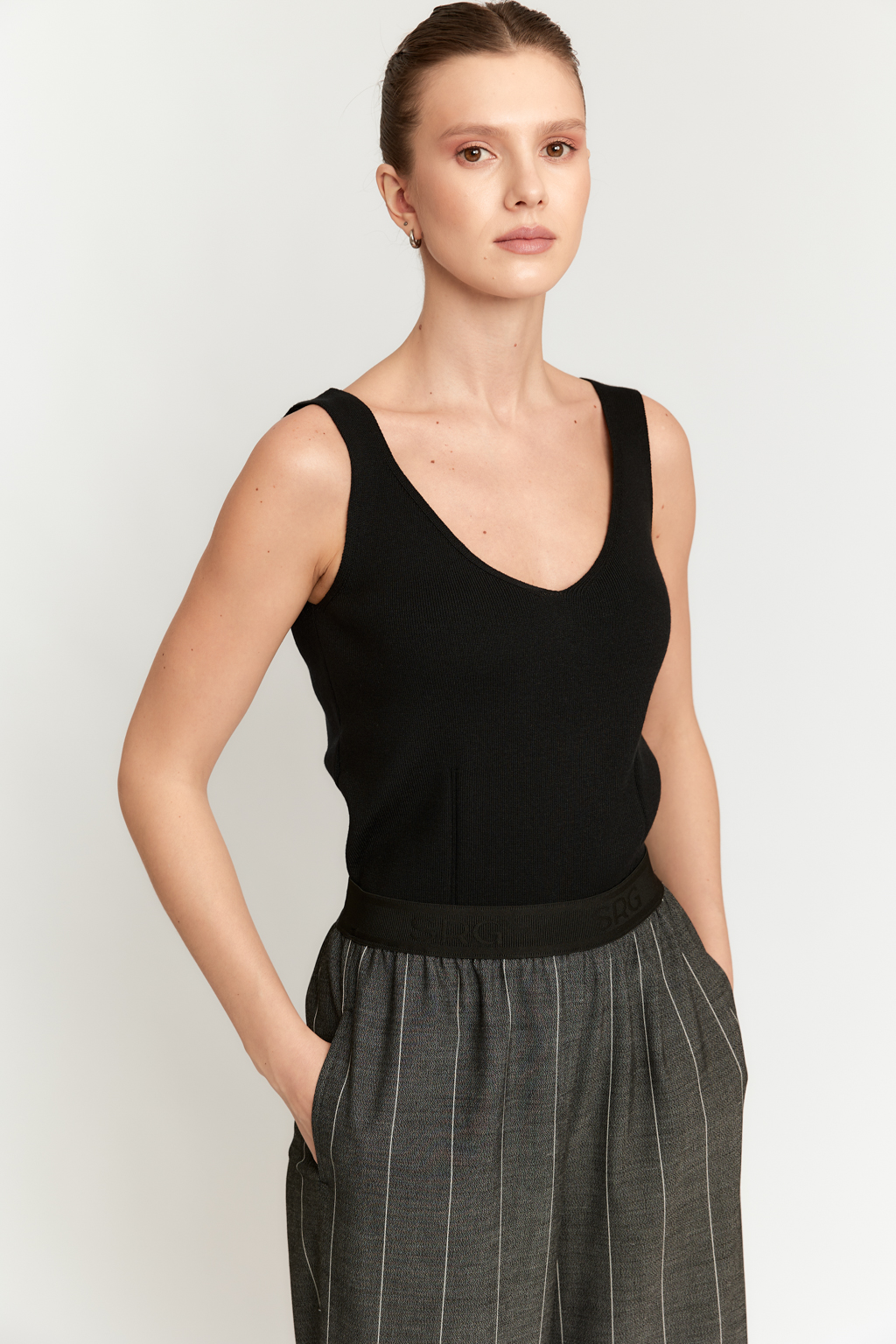 Брюки прямого силуэта на резинке.