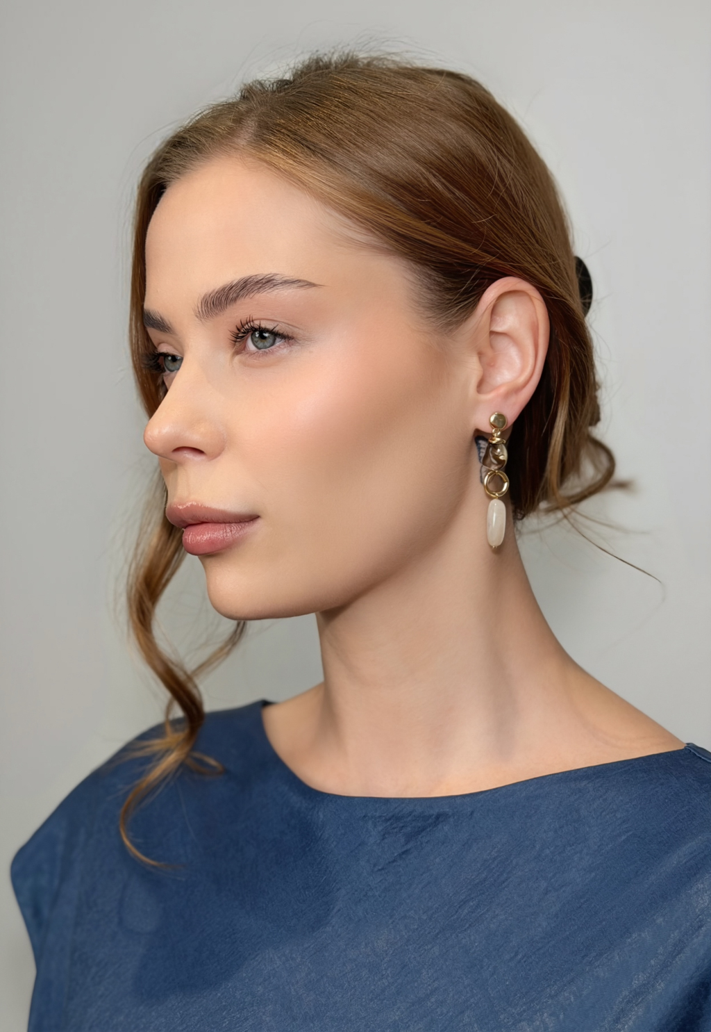 Длинные дизайнерские серьги выполнены из натурального перламутра, акрила и гипоаллергенного сплава.