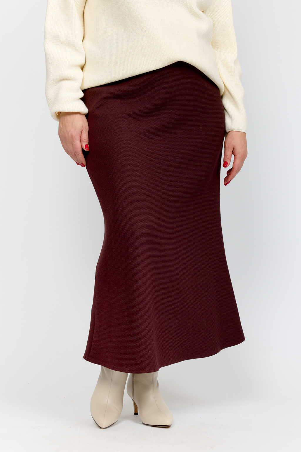 Юбка на обтачке силуэта рыбки длины миди на молнии.