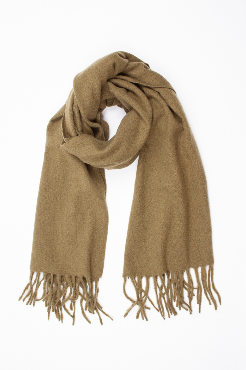 Однотонный лаконичный шарф изготовлен из практичной и приятной на ощупь 100 % вискозы. Изделие без принтов согреет в прохладную погоду, защитит от ветра голову и шею, с легкостью адаптируясь к различным комплектам для межсезонья.