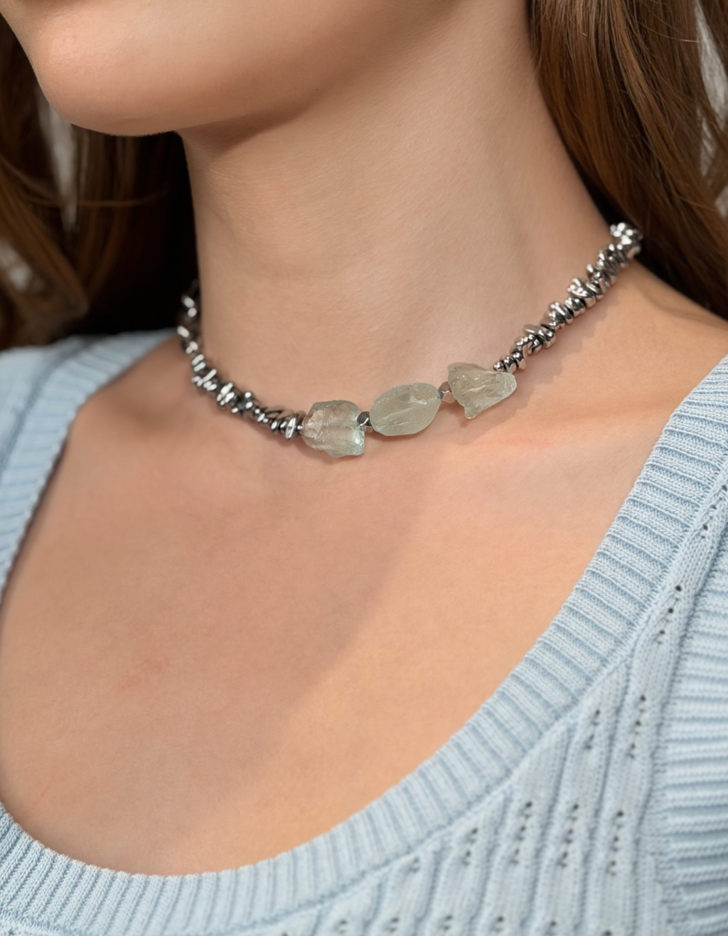 Дизайнерское колье выполнено с использованием акакварца и благородного гематита. Изделие можно носить как в расслабленном виде, так и в виде чокера за счет крупных дополнительных звеньев. Фурнитура выполнена из гипоаллергенного сплава со стойким гальваническим покрытием.