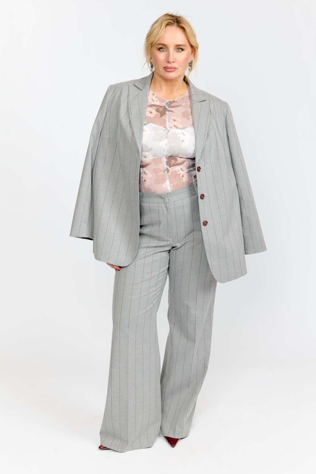 Жакет полуприлегающего силуэта с декоративными разрезами по боковым швам. Приталивается за счет пояса.