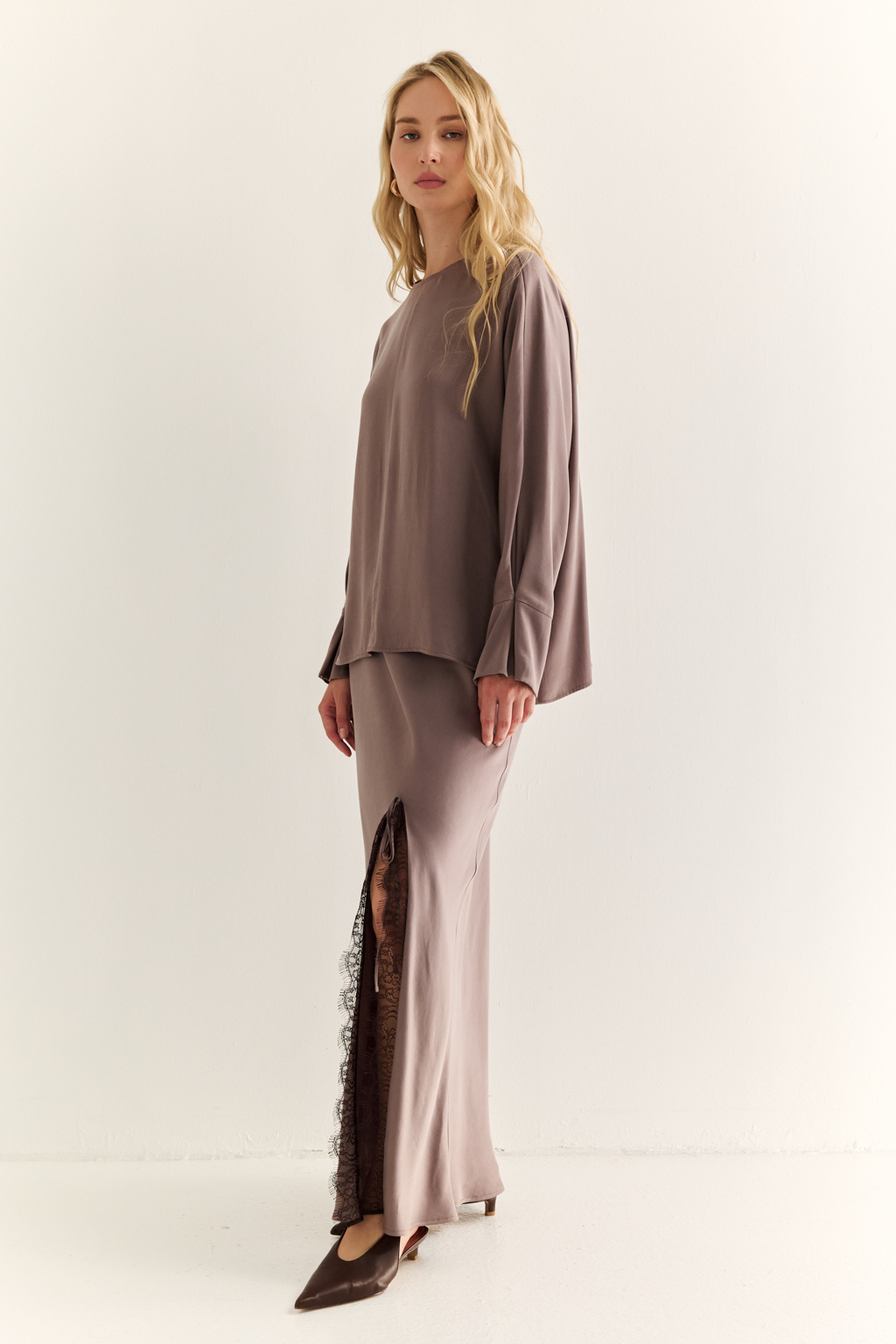 Блуза с цельнокроеными рукавами со складкой по манжету и V-образным вырезом по спинке.