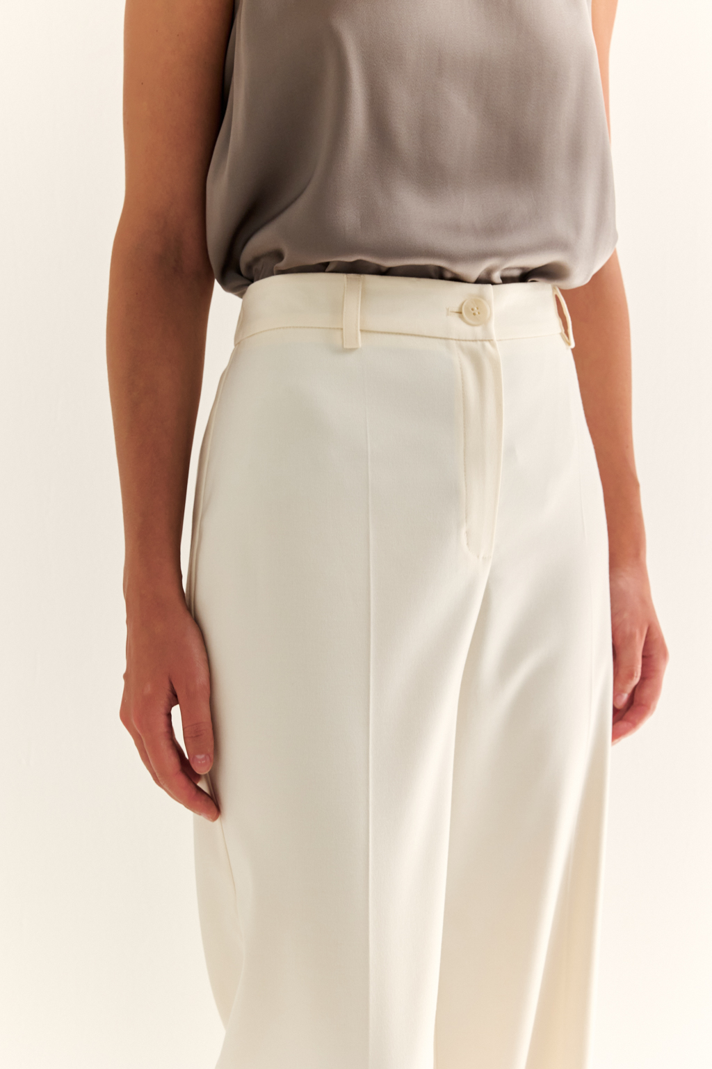 Прямые брюки: свобода, стиль, структура. Эти брюки с высокой посадкой и ровным силуэтом — воплощение современной женственности. Чёткие стрелки вытягивают силуэт, подчёркивая стройность ног, а широкие штанины добавляют образу лёгкости и статуса. Минималистичный дизайн с застёжкой на молнию и пуговицу, а также элегантный пояс делают модель идеальной для сочетания с жакетами, блузами или трикотажем. Идеальны как для офиса, так и для расслабленного городского образа. Современная классика, в которой сочетаются уверенность и комфорт.