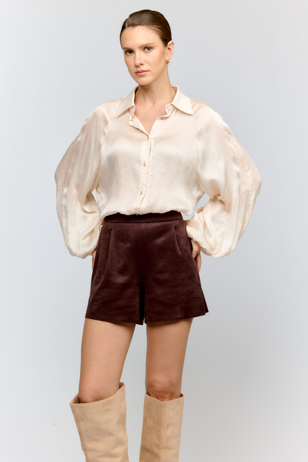 Мини-шорты из премиальной искусственной замши цвета мокко с  удобной бюоковой застёжкой на молнию — стильный элемент для современных образов. Носите с объемными шелковыми блузами, или воздушным мягким трикотажем, дополните элегантной обувью на каблуке.