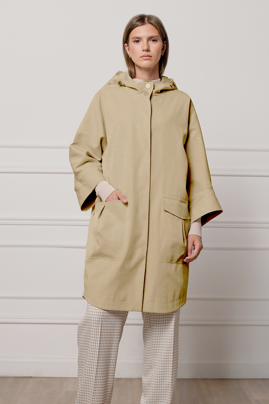 Плащ однобортный с накладными карманами и рукавами кимоно длиной 3/4. 