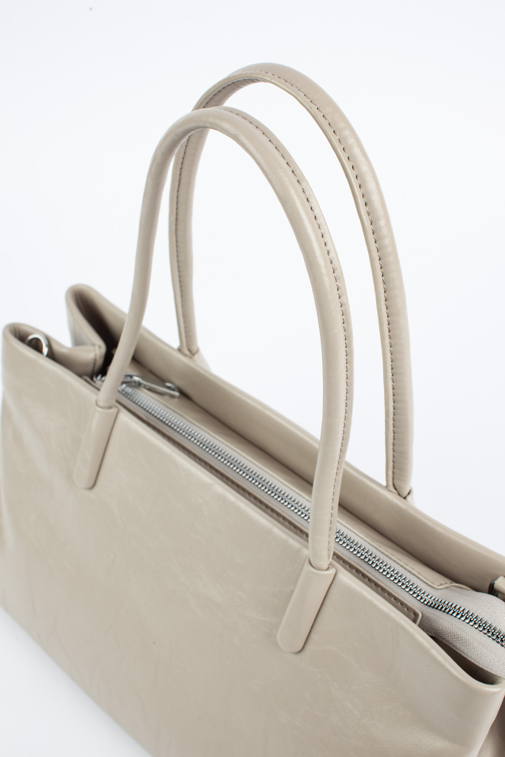 Сумка в нежном серо-бежевом цвете является незаменимым аксессуаром базового гардероба. Аксессуар выполнен из высококачественной мягкой эко-кожи, которая отличается повышенной износостойкостью. Сумка закрывается на металлическую молнию и имеет удобные ручки. В комплекте также есть съемный регулируемый ремешок. Размеры:36x13x20 см