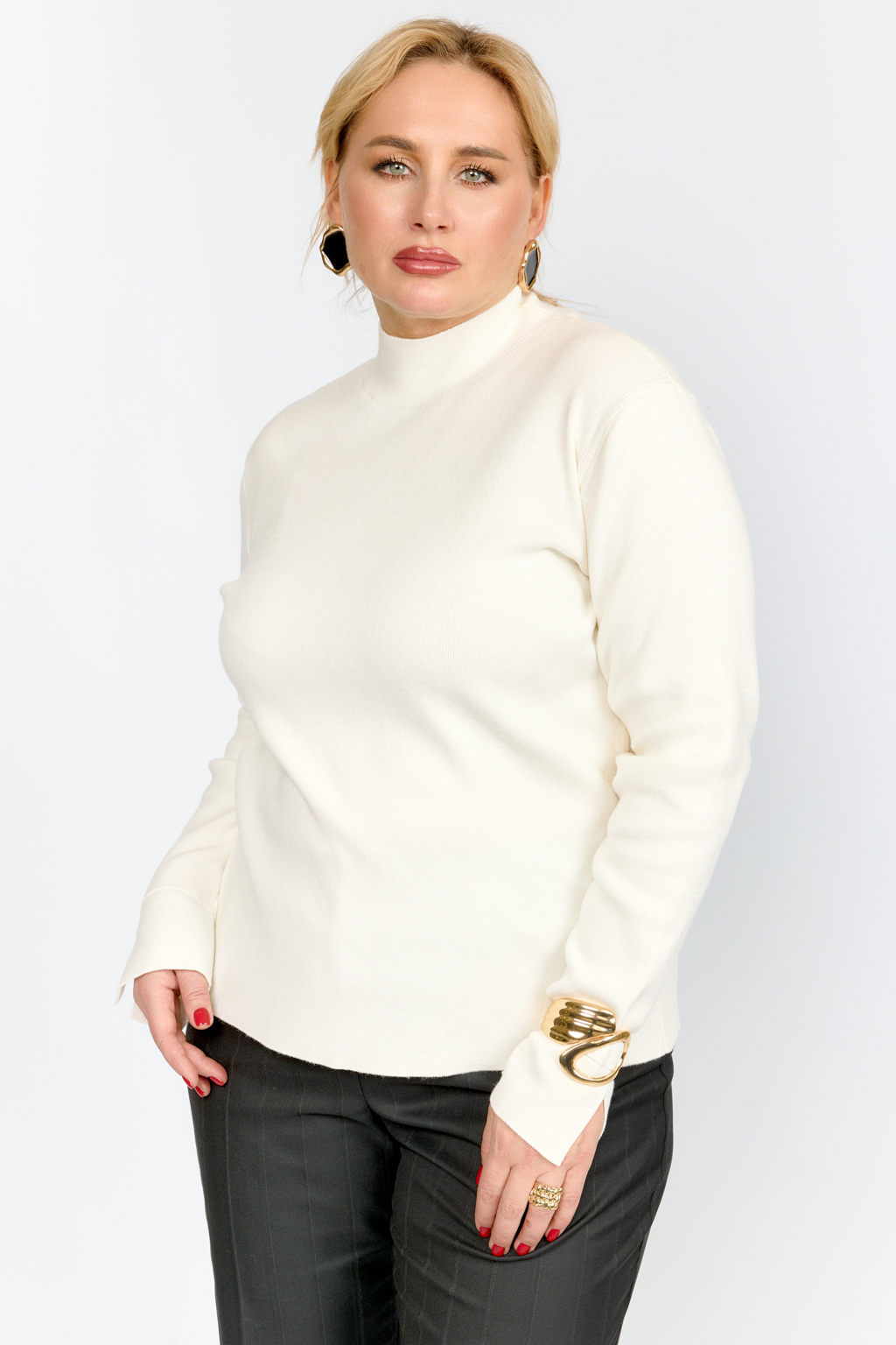 Джемпер приталенного силуэта с воротником стойка. Рука длинный, разрезы на манжетах.