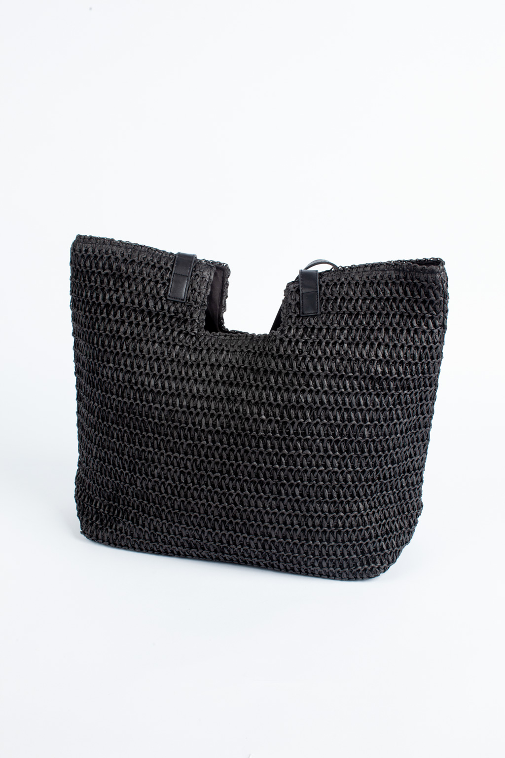 Функциональная и стильная сумка из целлюлозы непременно станет отличным дополнением к вашему летнему образу. Вместительная пляжная сумка идеально подойдет для прогулок по городу и отдыха на пляже. Благодаря большому размеру сумки можно удобно разместить все необходимые вещи. Плетеная соломенная текстура и натуральный материал черного цвета придаст образу летнее настроение. Сумка закрывается на прочную магнитную кнопку. Размеры 35*15*28 см