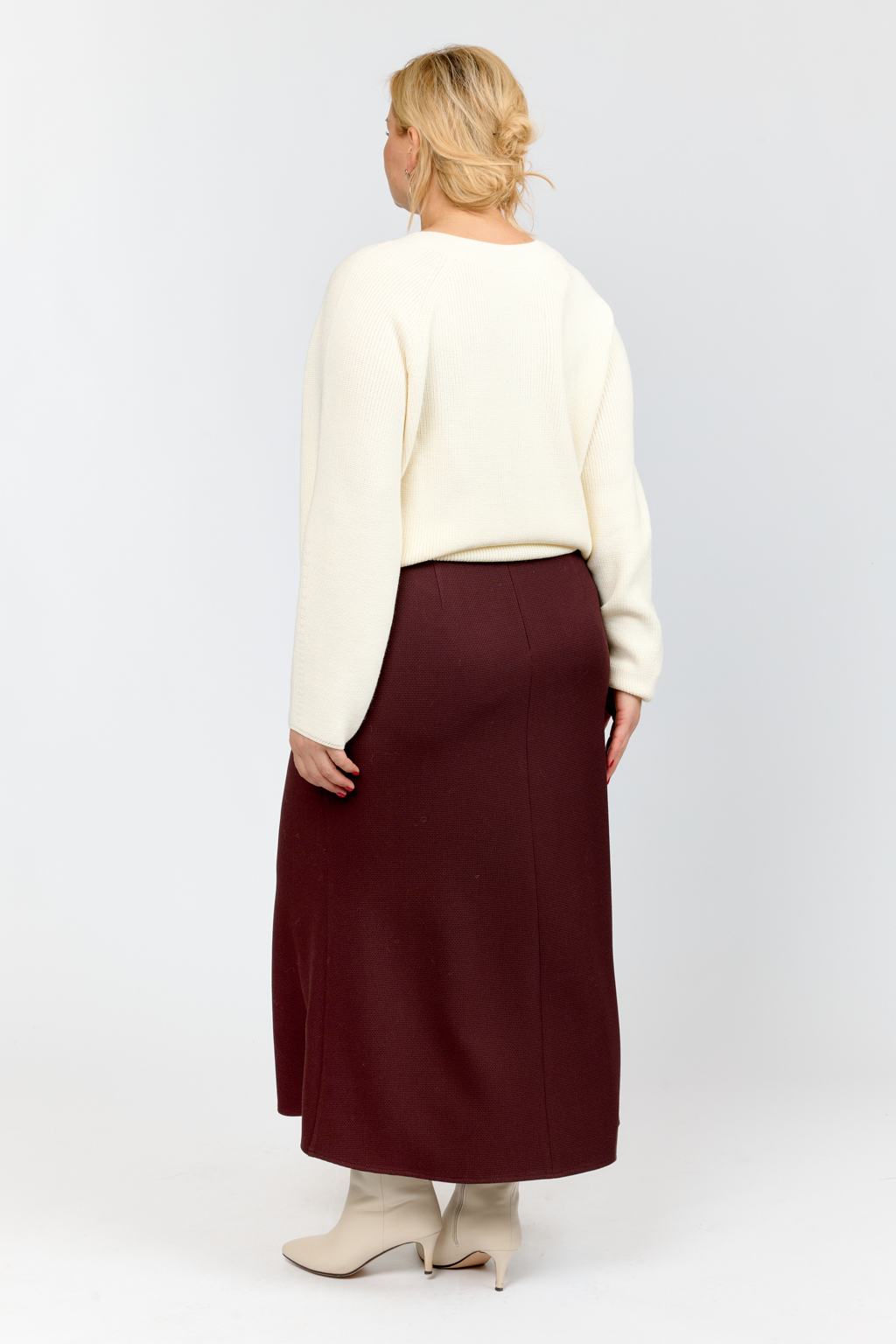 Юбка на обтачке силуэта рыбки длины миди на молнии.