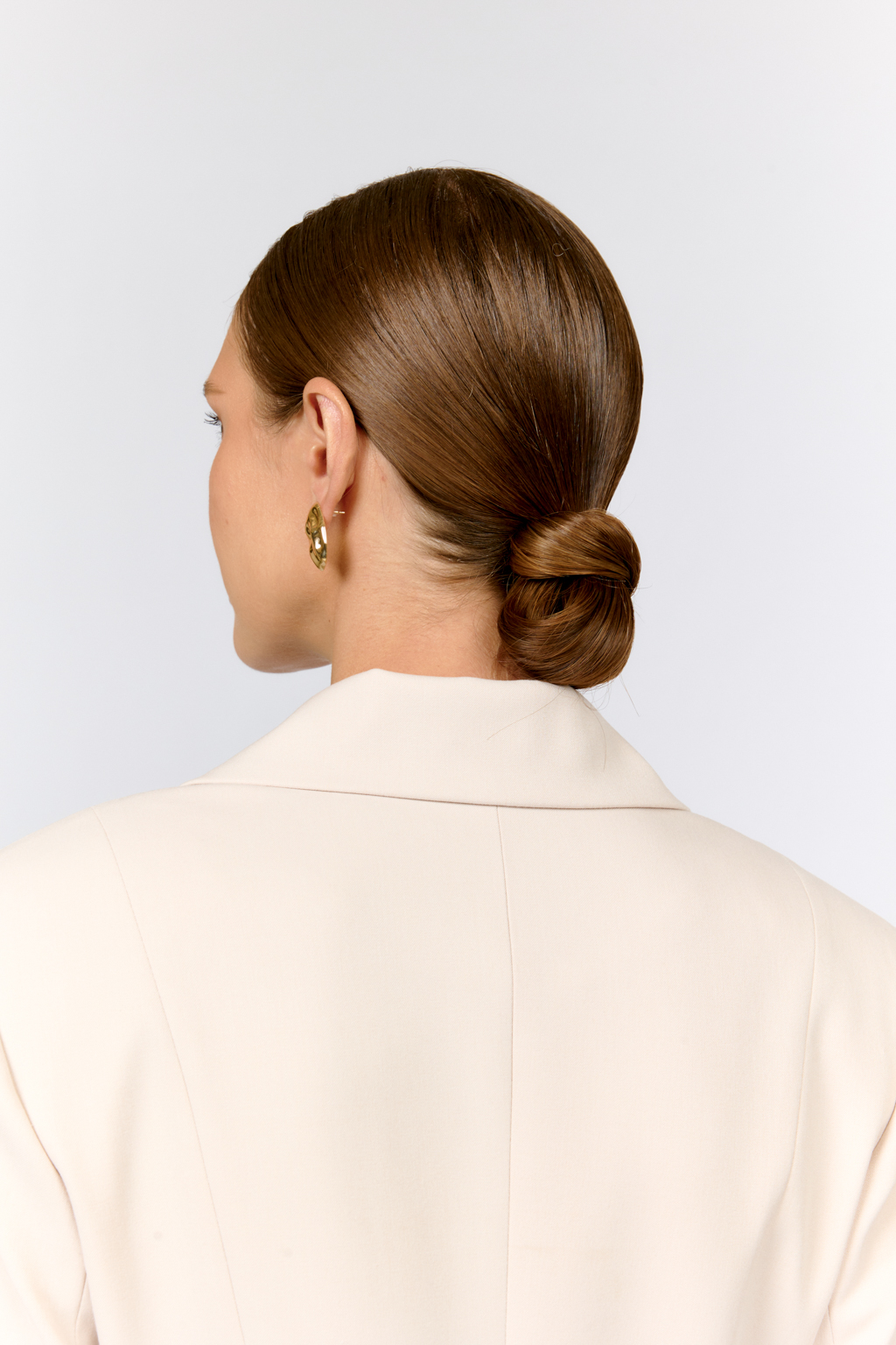 Приталенный жакет с асимметричным бортом по низу и расклешенными рукавами с разрезами - трендовая модель, которую легко вписать как в праздничный, так и в повседневный образ. Модель выполнена из костюмной ткани с содержанием шерсти и шелка. Шерсть в составе придает тепло, мягкость и благородную фактуру. Шёлк отвечает за легкий благородный блеск. Полиэстер обеспечивает легкость в уходе и несминаемость.   Полуприлегающий крой жакета, с акцентом на талию, английский воротник и четкая линия плеч формируют изящный, элегантный силуэт. Преимущества ткани: сочетание шерсти и шёлка создает премиальный эффект и уникальные тактильное ощущения. Материал держит форму, устойчив к износу. Гладкая поверхность выглядит дорого и изысканно. Приятный жемчужный цвет придает образу праздничный вид.