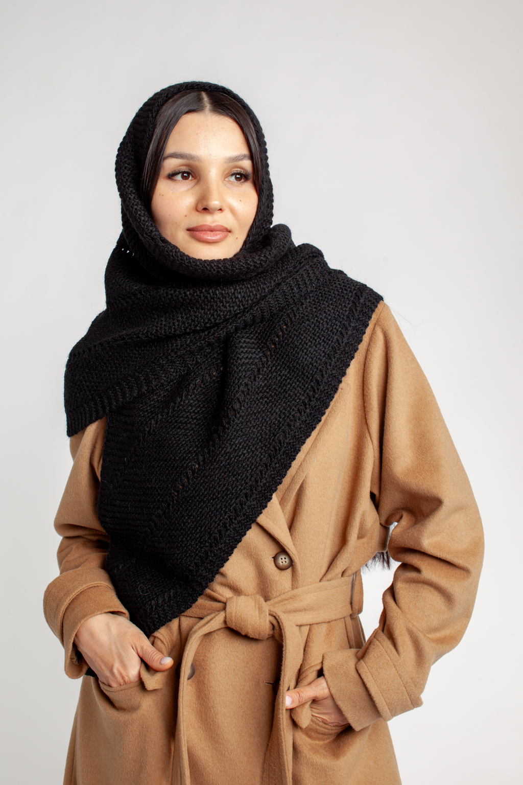 Косынка женская-  универсальный аксессуар, обладающий согревающей функцией и возможность обыгрывать образ в любой интерпритации. В составе материала шерсть, обеспечивающая морозоустойчивость и сохранения тепла в холодный период.