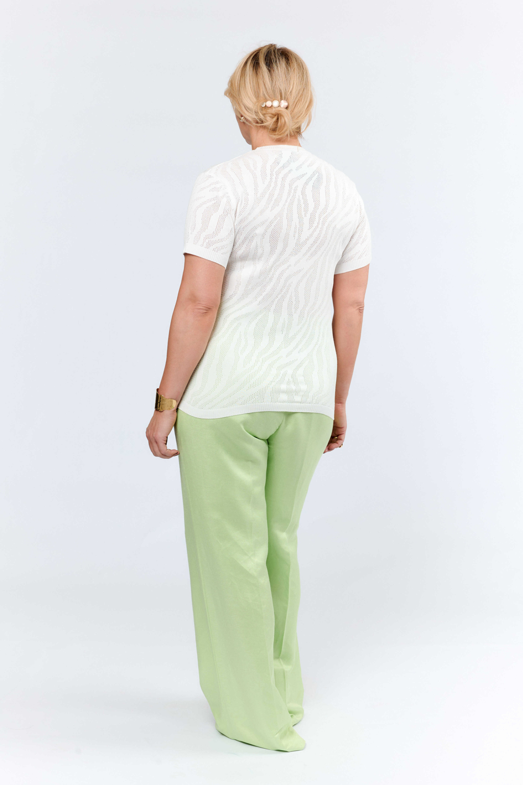 Джемпер с анималистичной вязкой с коротким рукавом прямого кроя.