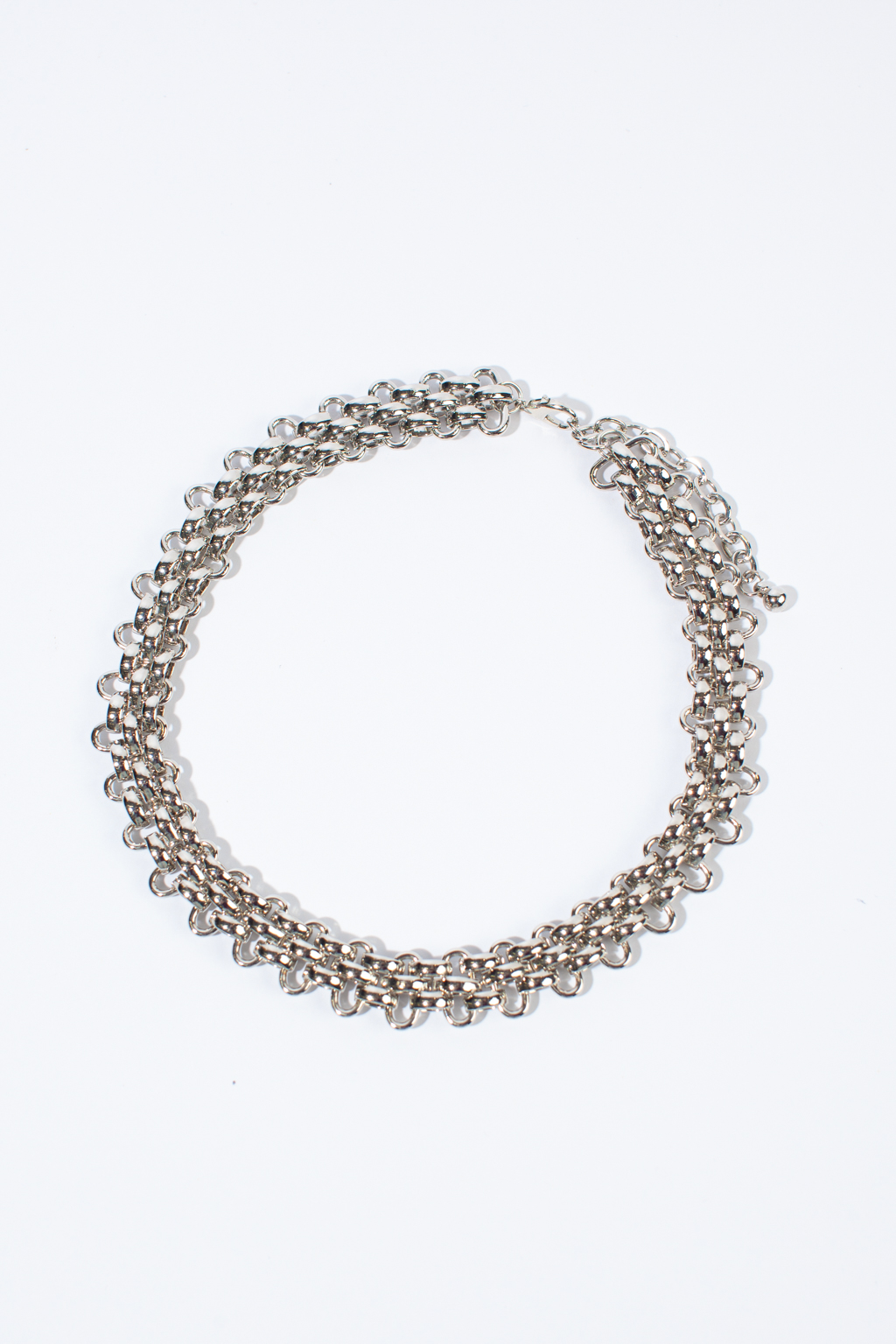 Стильное колье на шею выполнено из гипоаллергеннего медицинского бижутерного сплава высокого качества, что делает его подходящим даже для чувствительной кожи. Длина изделия 35 см + регулировочная цепочка 7 см.