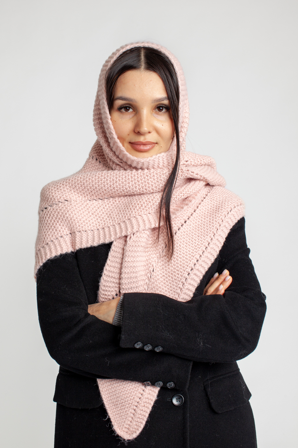 Косынка женская-  универсальный аксессуар, обладающий согревающей функцией и возможность обыгрывать образ в любой интерпритации. В составе материала шерсть, обеспечивающая морозоустойчивость и сохранения тепла в холодный период.