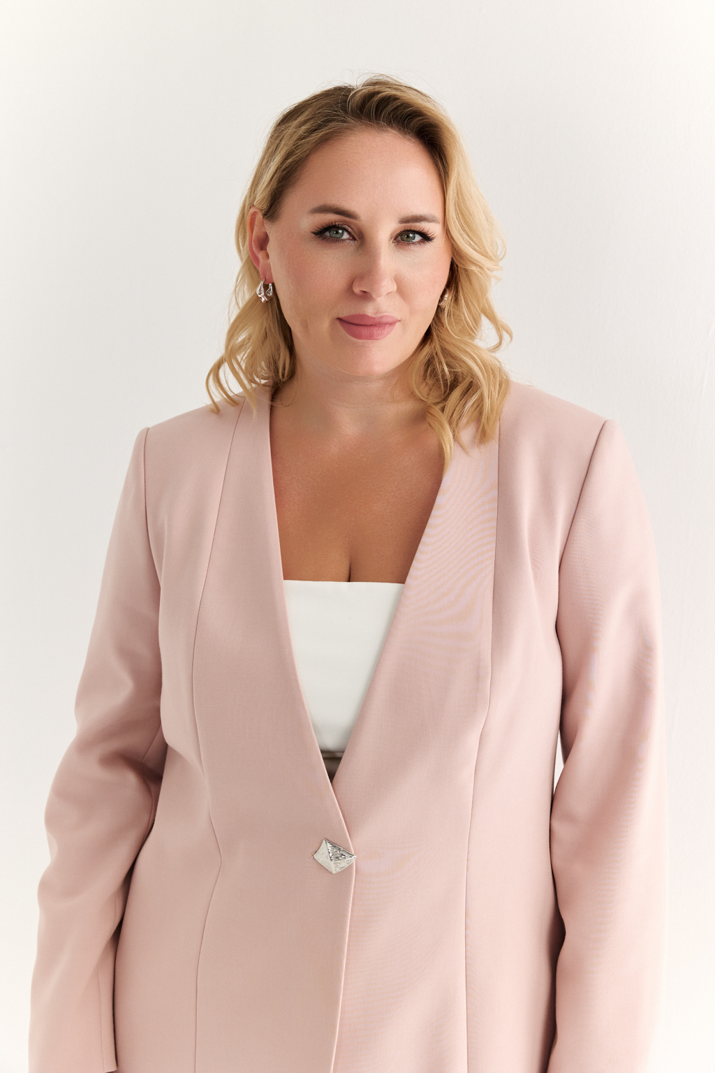 Жакет приталенного силуэта без лацкана, длины до середины бедра, на одной декоративной пуговице. Этот жакет идеально дополнит вечерний образ на любое мероприятие. Район придает мягкость  и пластичность, улучшает посадку. Терилен отвечает за прочность и долговечность ткани. Спандекс дарит легкую эластичность и комфорт при движении. Преимущества ткани: поверхность с легкой фактурой  выглядит благородно и современно. Ткань мягкая, приятная к телу. Благодаря своей конструкции и составу хорошо тянется и мягко облегает фигуру, подчеркивая ее достоинства и обеспечивает комфорт при повседневной носке.