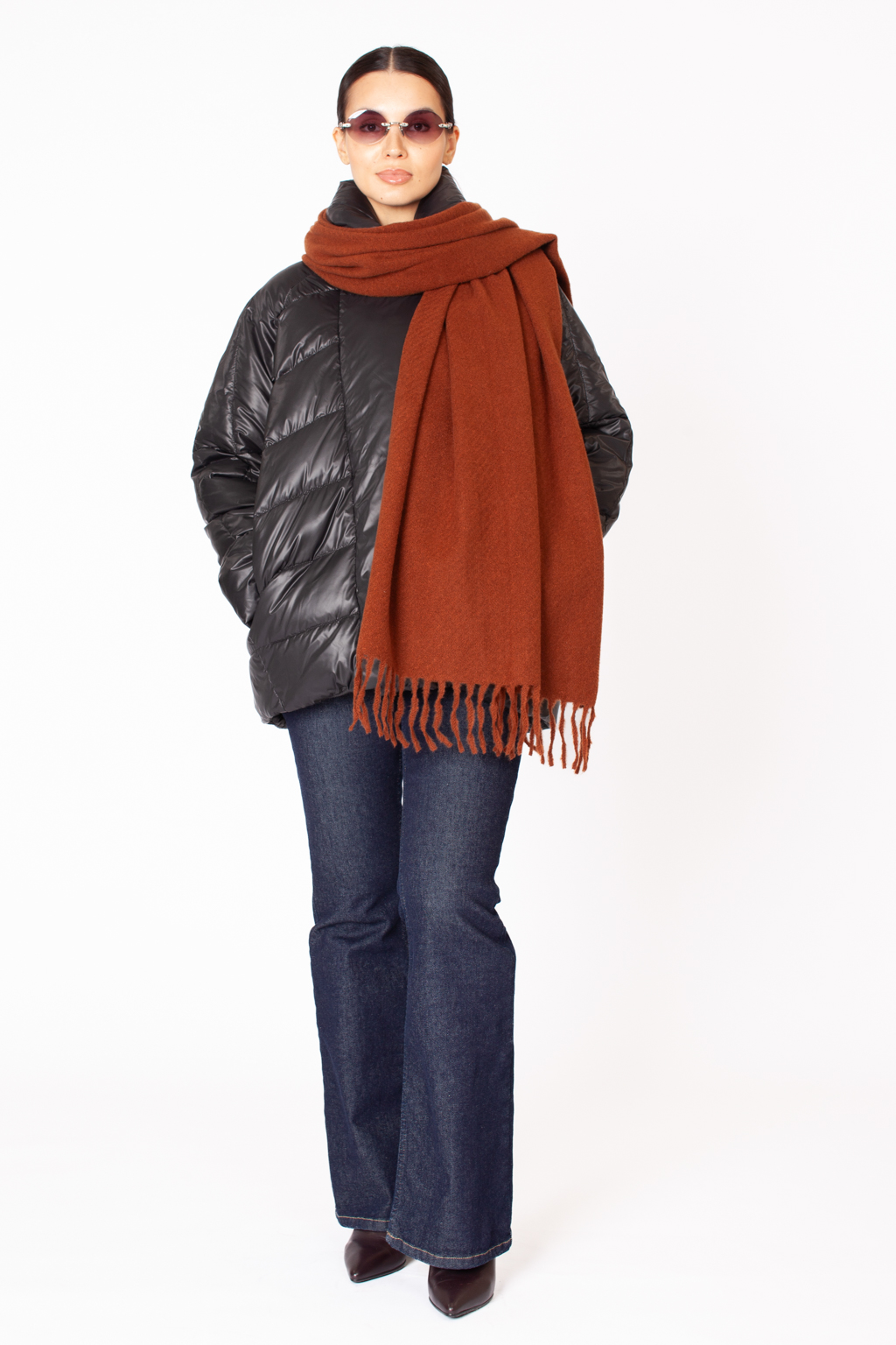 Однотонный лаконичный шарф изготовлен из практичной и приятной на ощупь 100 % вискозы. Изделие без принтов согреет в прохладную погоду, защитит от ветра голову и шею, с легкостью адаптируясь к различным комплектам для межсезонья.