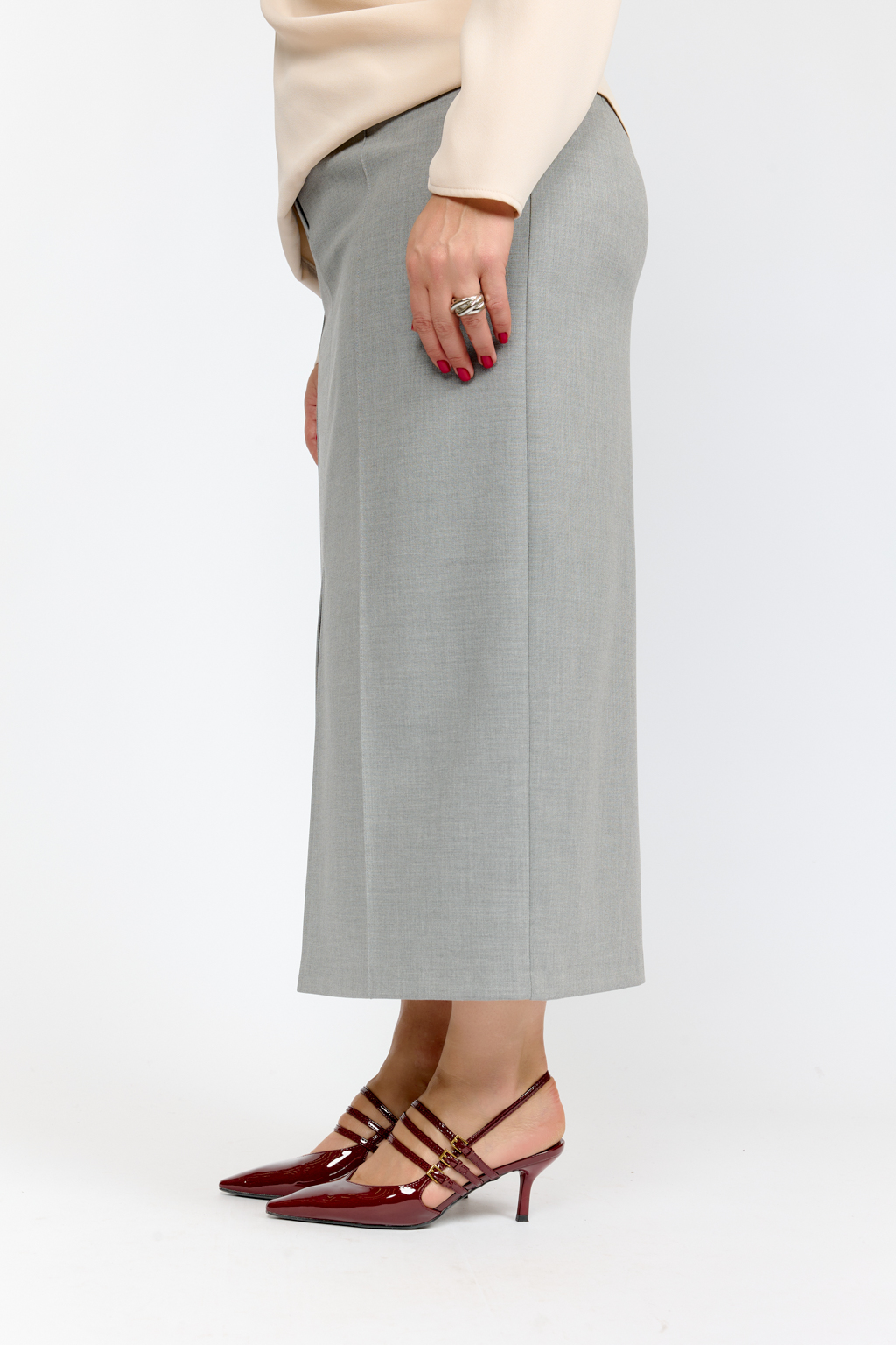 Юбка длиной макси с застроченными рельефами по передней части юбки.