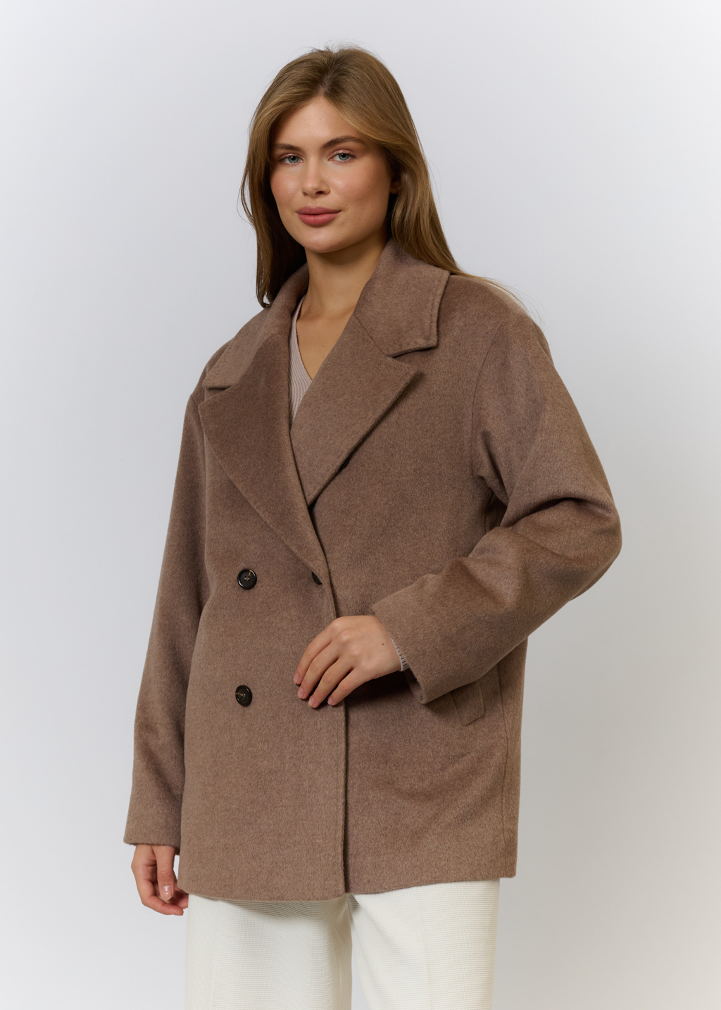 Полупальто двубортное с английским воротником прямого силуэта длиной ниже бедер.
