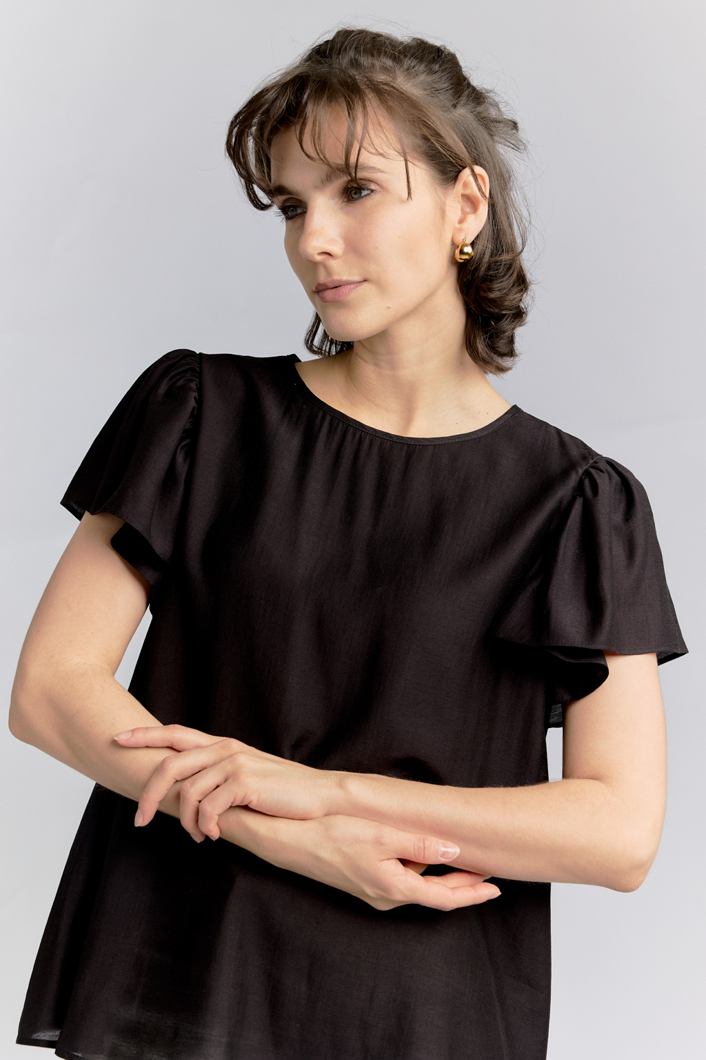 Блуза прямого силуэта с рюшами на рукавах.