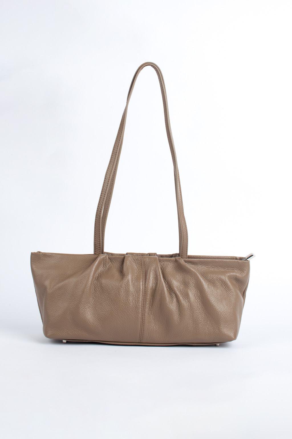 Стильная сумка-тоут из натуральной кожи станет незаменимым спутником как в повседневной жизни, так и в вечерних нарядах. Основное отделение закрывается на молнию. Сумка с кожаным ремешком придает возможность с максимальным комфортом носить атрибут, вешая его на плечо.  Размеры сумки: 33*10*16 см