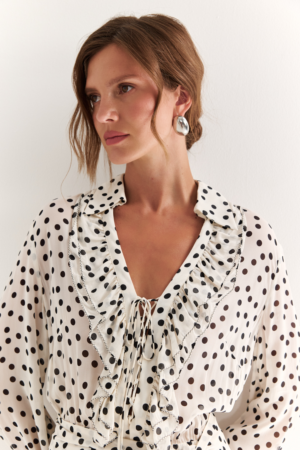 Платье миди в горох: винтажный шарм и деликатная женственность

Лёгкое платье из 100% вискозы с гороховым принтом — это дань утончённой романтике. Акцентная горловина с рюшами и завязками придаёт образу нотку винтажного шика. 
Прямой силуэт с мягким поясом подчёркивает талию, а длинная струящаяся юбка создаёт элегантную линию движения. 

Ткань из вискозы приятна к телу, дышит и красиво драпируется, делая это платье идеальным для повседневных прогулок, свиданий или лёгких выходов в свет.

Нежность в каждом движении. Платье, которое говорит за вас.