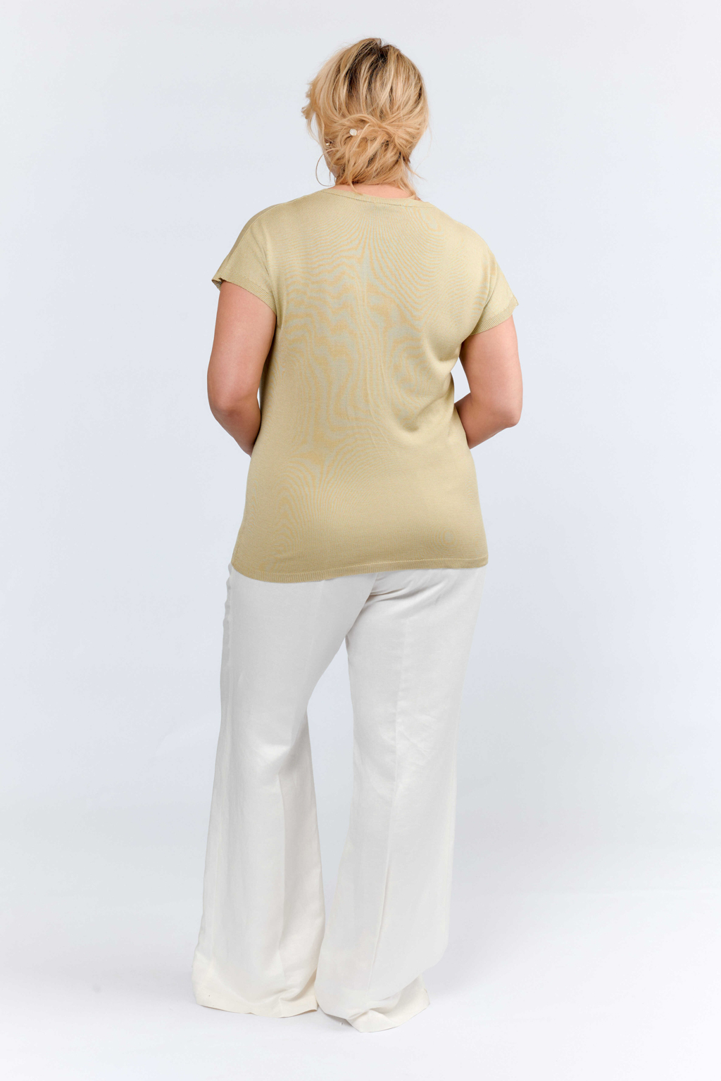 Джемпер без рукавов свободного кроя с V-образным вырезом.