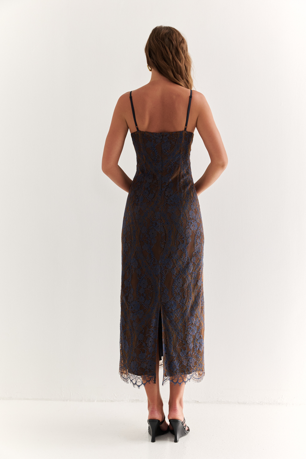 Вечерние платья длиной миди прилегающего силуэта с фигурным вырезом по груди.