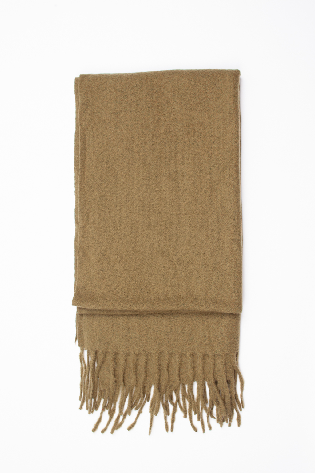 Однотонный лаконичный шарф изготовлен из практичной и приятной на ощупь 100 % вискозы. Изделие без принтов согреет в прохладную погоду, защитит от ветра голову и шею, с легкостью адаптируясь к различным комплектам для межсезонья.