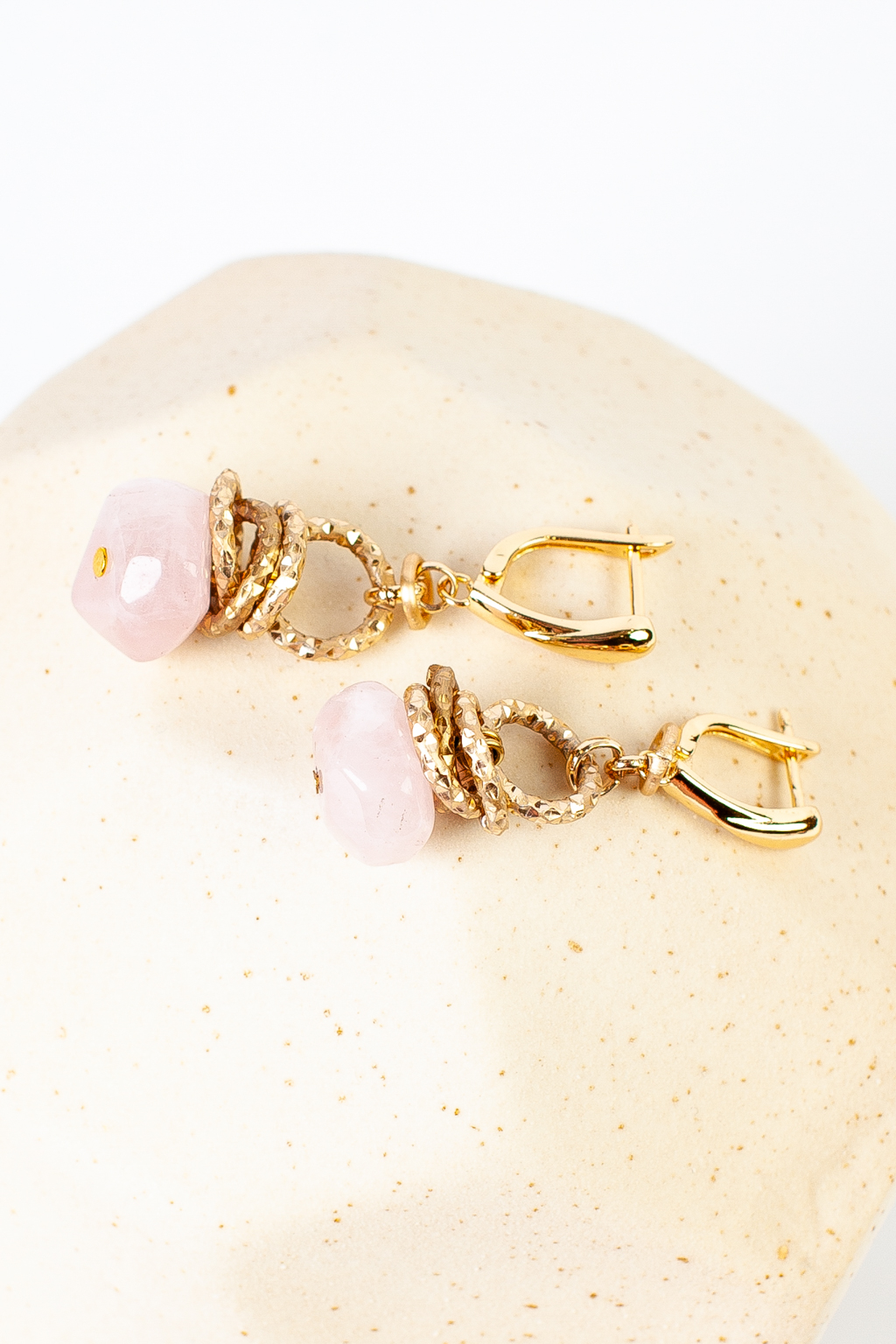 Серьги с английским замком выполнены из натурального кварца. Прекрасно впишутся как в повседневный, так и в вечерний образ.