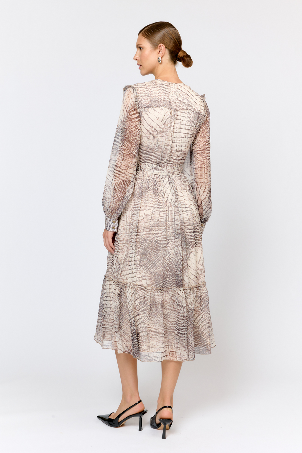 Платье женственного приталенного силуэта с воланами по вырезу горловины, по краю кокетки отделка рюшем, рукав длинный на манжетах. По низу платье декорировано широким рюшем. Выполнено из легкой полупрозрачной ткани с крэшированностью. Крэш-шифон - легкий, полупрозрачный, дышащий материал.  Преимущества ткани: лёгкость и воздушность, создающая эффект невесомости. Ткань сохраняет насыщенность принта и форму даже при активной носке, е\не требует сложного ухода.