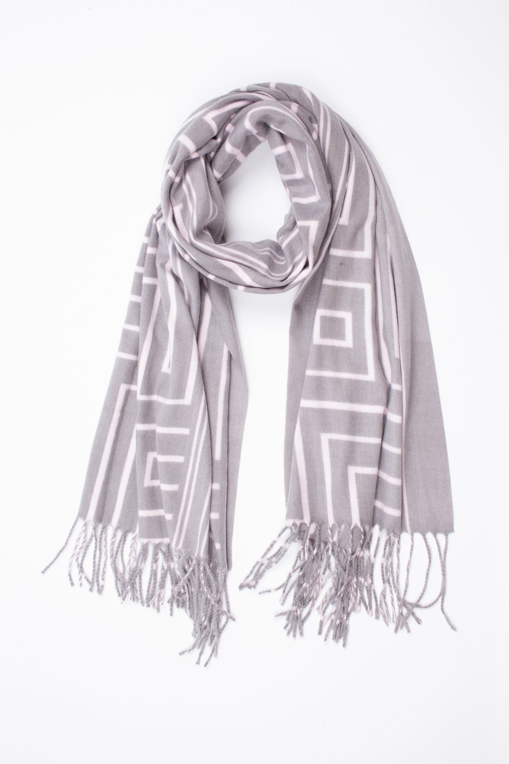 Палантин с геометрическим принтом изготовлен из практичной и приятной на ощупь 100 % вискозы. Изделие согреет в прохладную погоду, защитит от ветра голову и шею, с легкостью адаптируясь к различным комплектам для межсезонья.