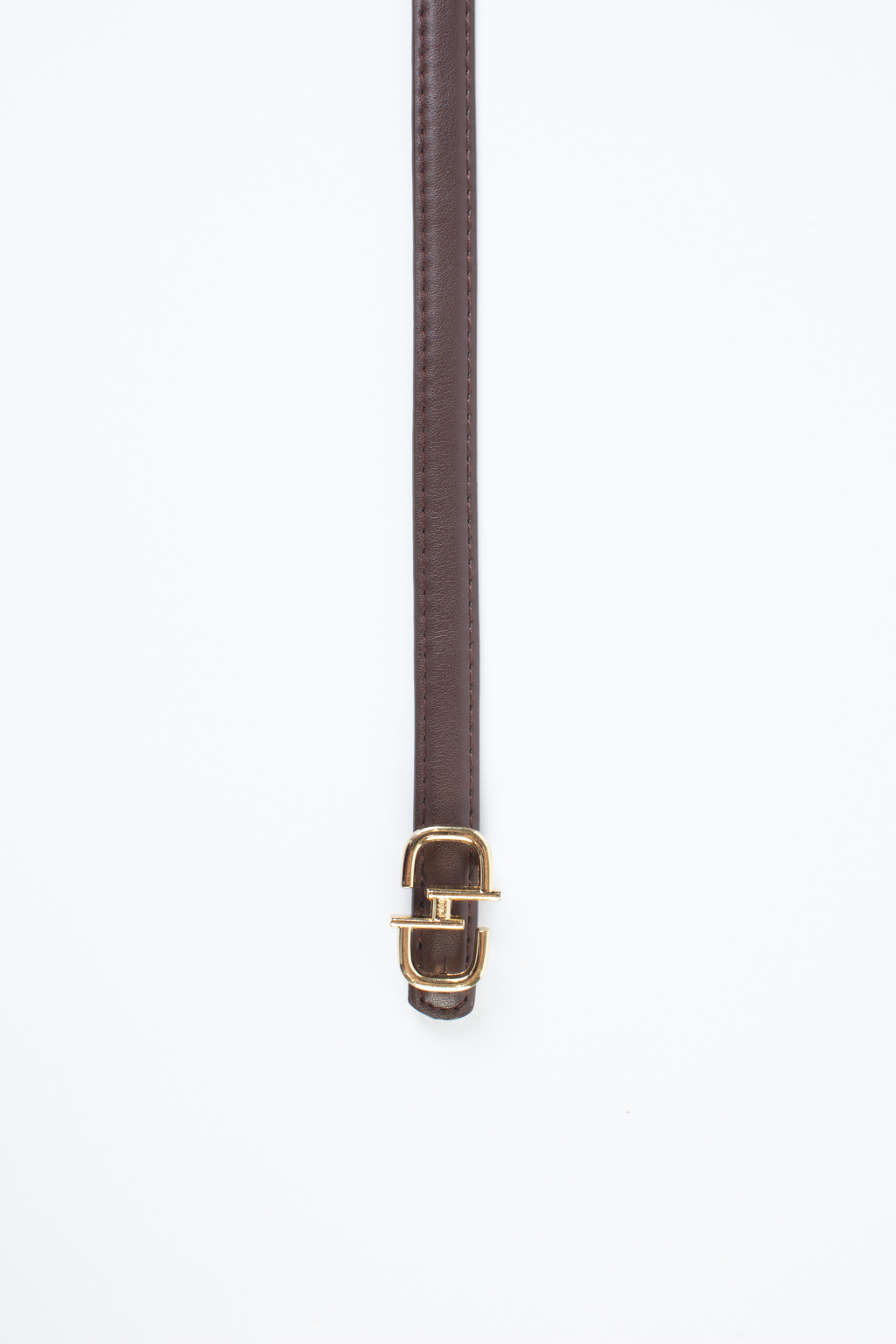 Ремень из экокожи темно-коричневого цвета. Длина ремня 1,1 м, ширина 1,4 см.