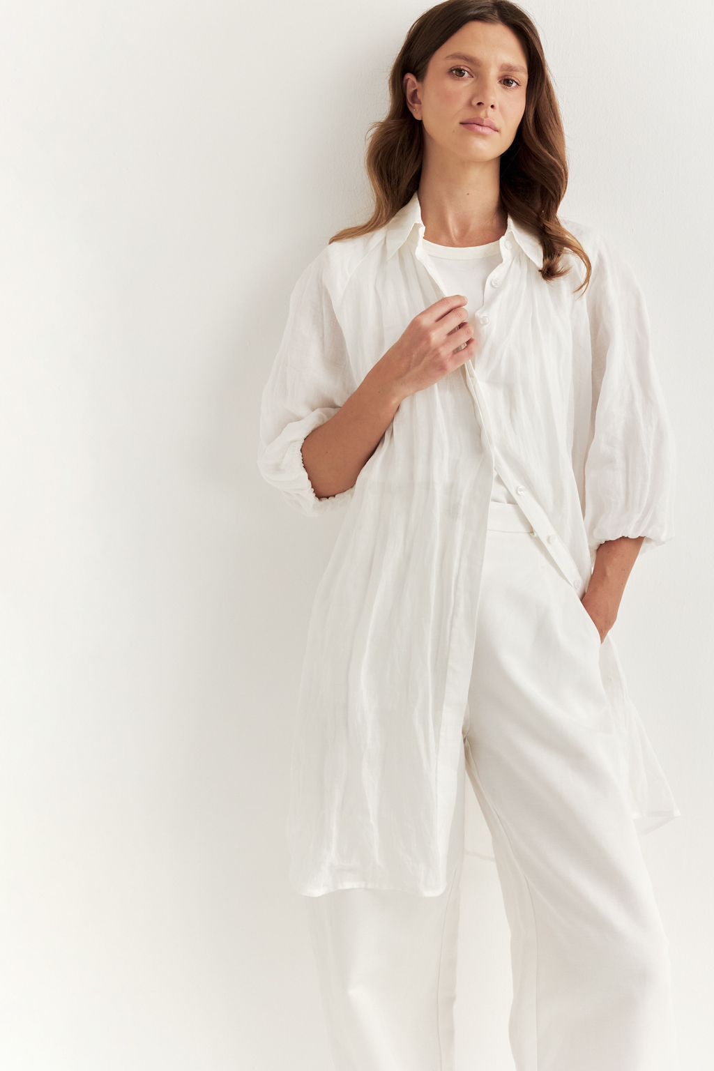 Блуза-туника из воздушной невесомомй вуали на стопроцентов состоящей из волокон крапивы молочного цвета. Блуза-туника прямого кроя имеет суппатную застежку, рубашечный воротник со стойкой, обьемные рукава-реглан одна вторая. Возможно создание естственного крэш-эффекта, туника не требует сложного ухода. Идеально подходит для создания многослойного образа с топами и брюками.