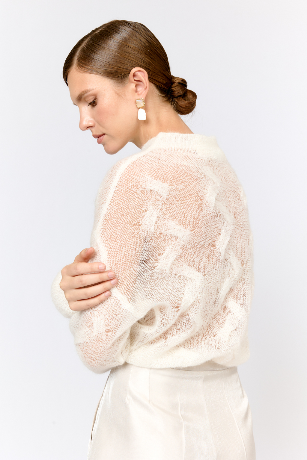 Джемпер со спущенным плечом, длинным рукавом, круглой горловиной  из пряжи с шерстью и мохером в составе. Легкий, как облако, с воздушной ажурной вязкой. Теплый и нарядный. Ярко выраженная фактура материала делает модель уникальной. Этот джемпер удачно дополнит поясные изделия из тканей с легким блеском или пайетками.