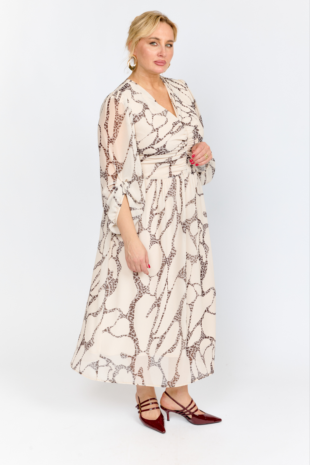 Платье романтичное с V-образным вырезом и коротким рукавом на резинке. Складки по линии горловины переходящие в сборки на талии. Застежка на молнию и пояс.