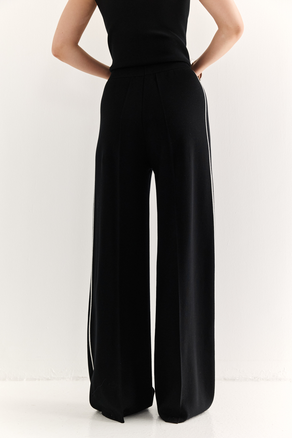 Брюки прямого силуэта со стрелкой и контрастным лампасом.