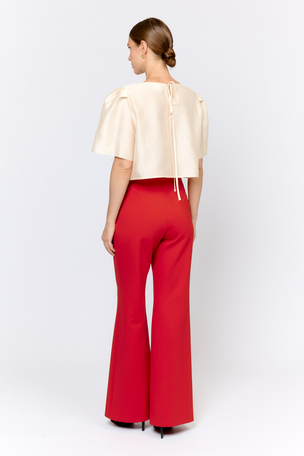 Брюки полуприлегающего силуэта с цельнокроеным поясом прямого кроя. Выполнены из плотной трикотажной ткани с высокой эластичностью с содержанием вискозы. Вискоза делает ткань приятной к телу, обеспечивает воздухопроницаемость и пластичность. Нейлон  обеспечивает  износостойкость и стабильность насыщенного цвета.  Преимущества ткани: ткань хорошо держит форму, мягко облегая фигуру.  Не сминается, не требует особого ухода.   Позволяет коже "дышать".