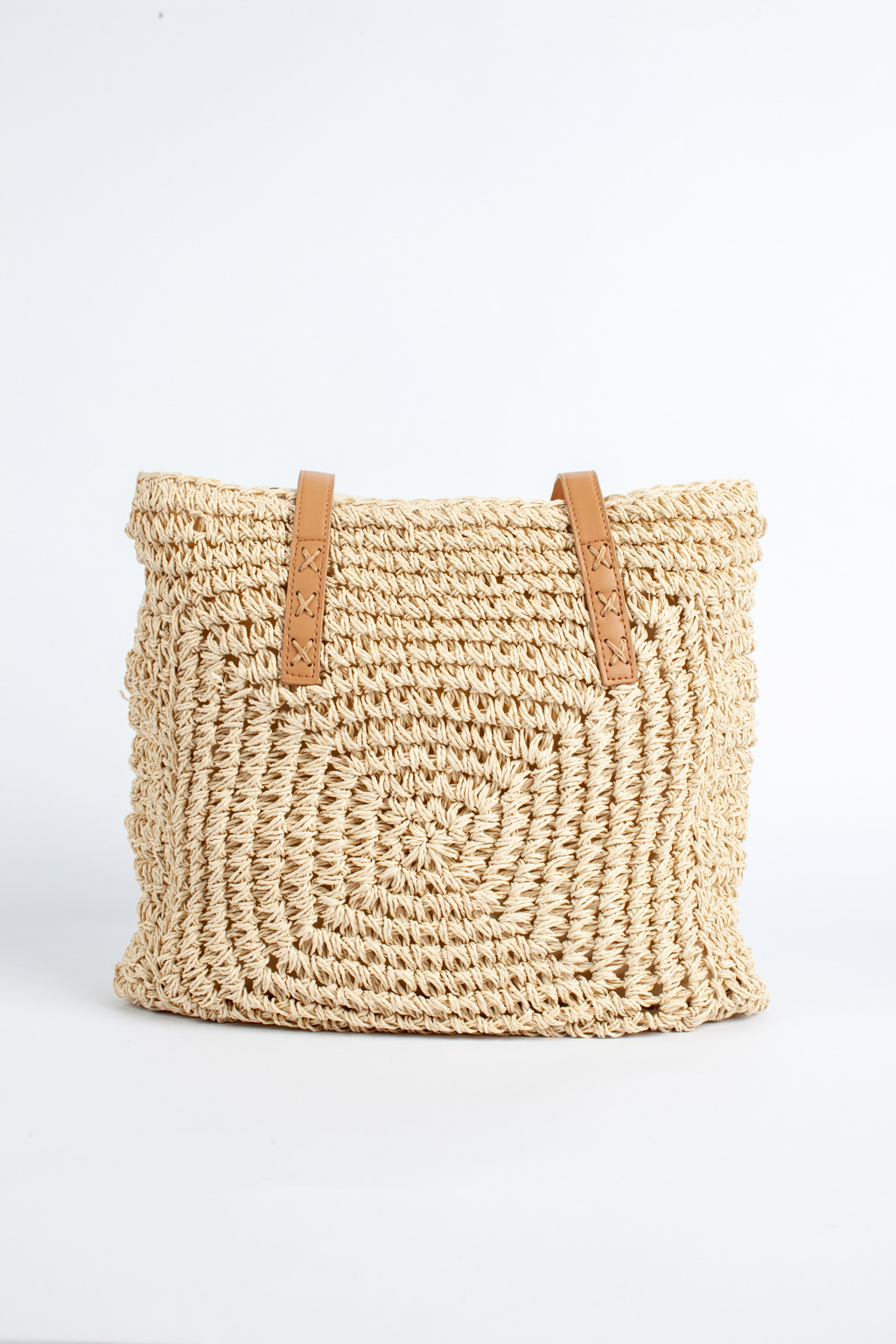 Пляжная сумка в трендовом стиле эко-минимализм выполнена экологически чистой целлюлозы. Удобная и вместительная сумка светло-бежевого цвета с застежкой на молнии прекрасно дополнит летние образы. Длинные ручки из эко-кожи позволят носить ее на плечо. Размеры 39*2*40 см