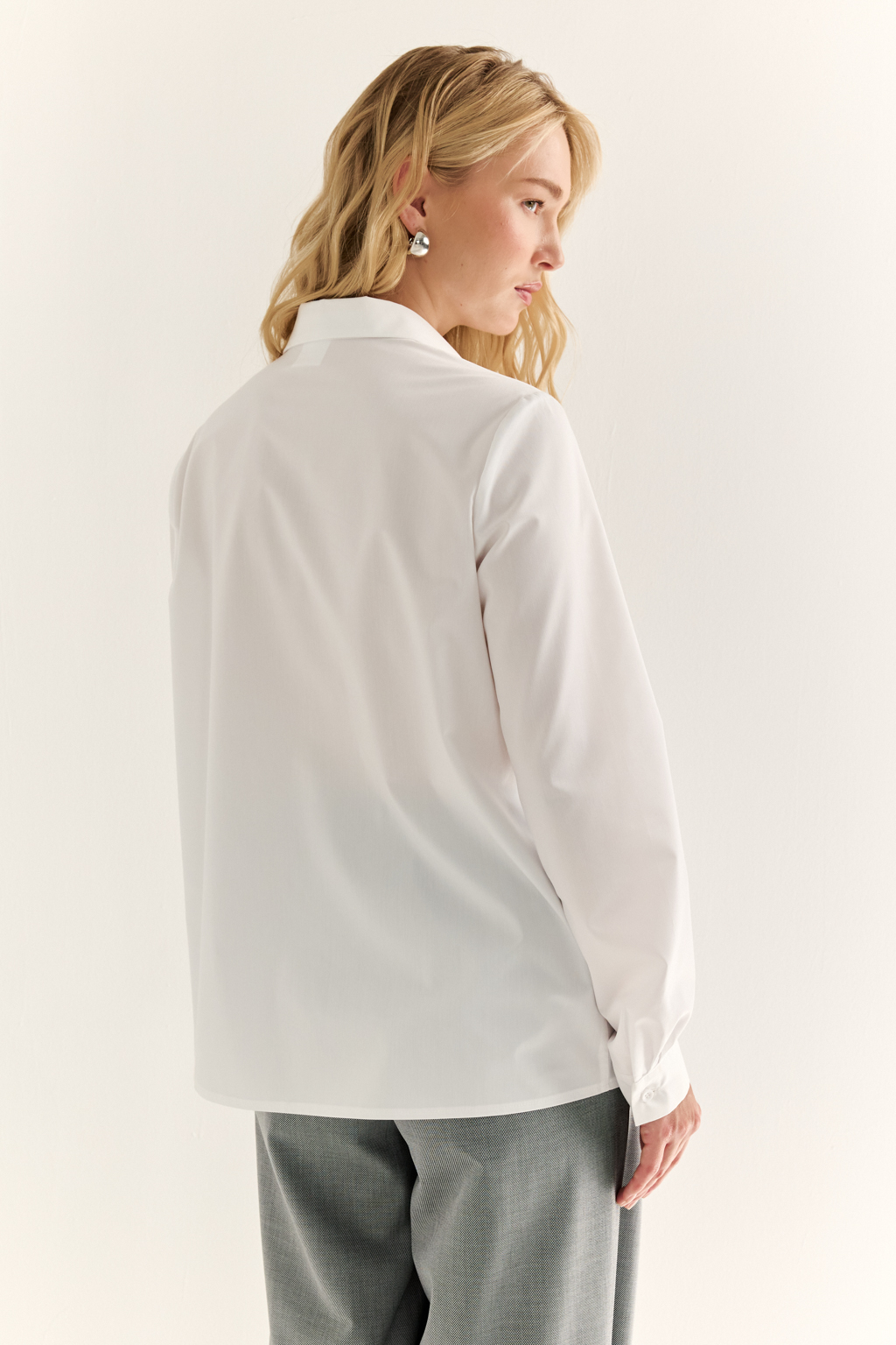 Базовая рубашка в белом цвете